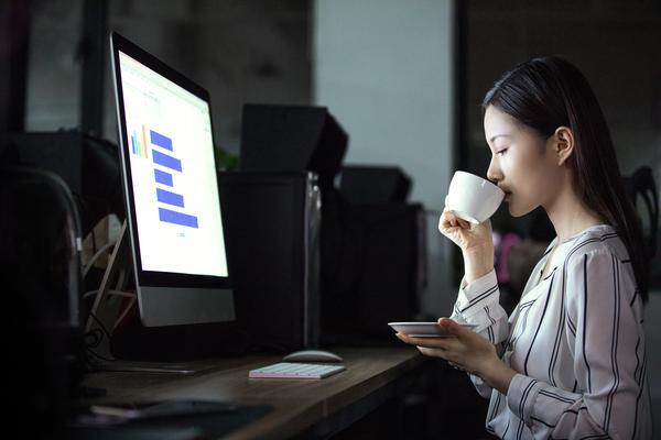 《熬夜找项目的文案搞笑指南》 图2