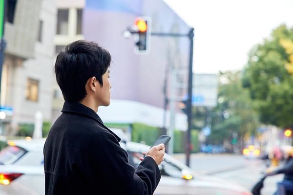 2020时尚搭配女装图片：让你成为街头焦点的魅力女神！ 图2