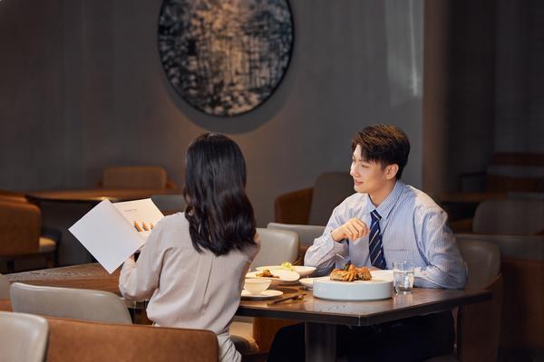 山东特色街景餐厅，品味当地美食文化图1