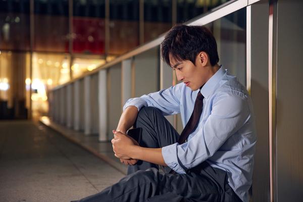 应对职场压力，学会这些辞职借口来保护自己的尊严和权益图1