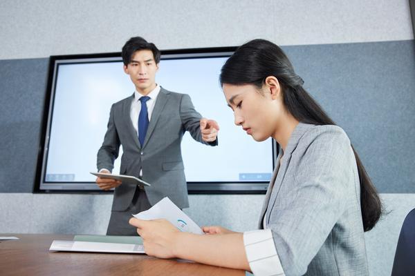 公司管理情景案例题：领导力与团队绩效提升的关键策略