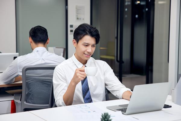 杭州丝绸服装定制工作室：传统工艺与创新设计的完美结合 图1