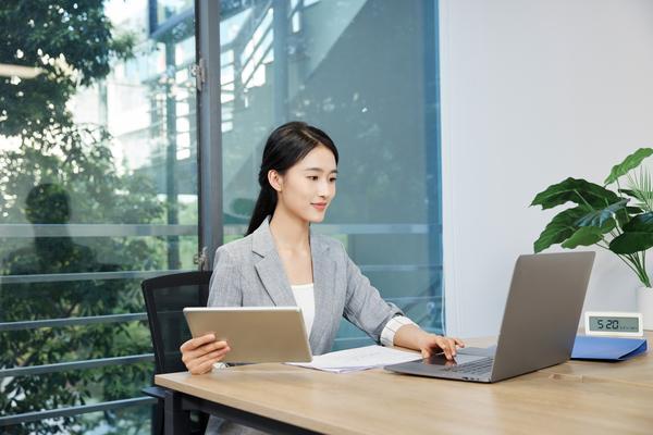 职场白领站姿礼仪视频教学:优雅的职场风度 图1