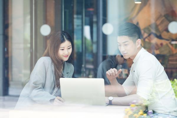 网贷信用卡逾期|律师vs法务公司——选择与决策的关键考量 图2