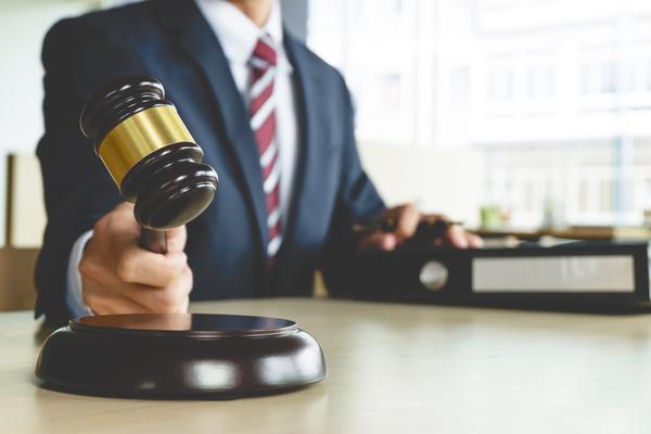 《儿子与父亲探讨婚姻自由：新型家庭观念的崛起》 图1