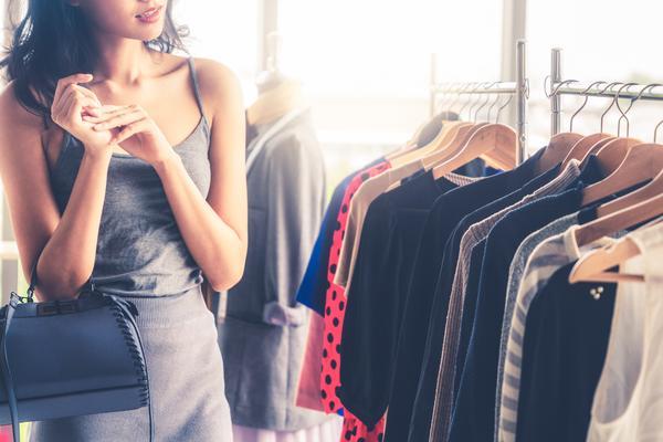 时尚潮流：衣服门店装修设计手册 图2
