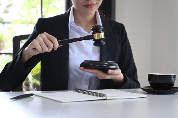 借呗逾期不还|法院起诉是否会坐牢？法律风险与应对策略 图1
